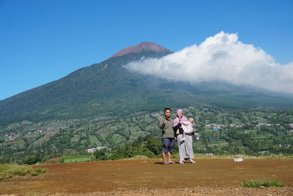 Berlatar Gunung Api